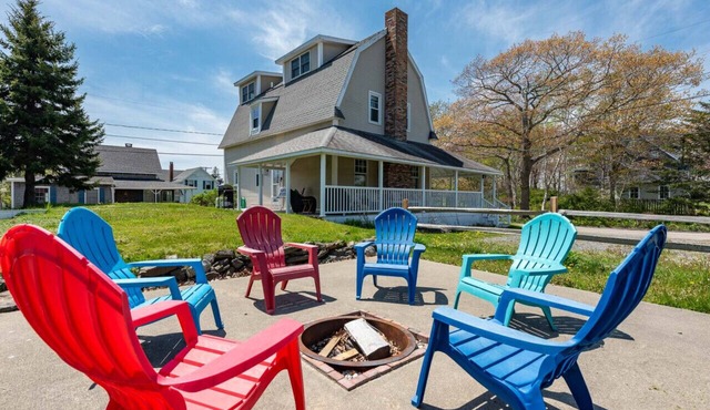Beautiful Ocean Point Escape, Tennis courts and a short walk to The Wilson Chapel. Short walk to Grimes Cove for swimming.