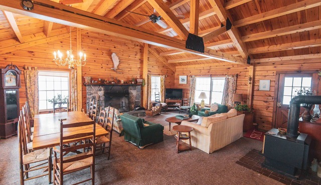 Beautiful Private Large Cabin Overlooking Ogontz Lake in Ogontz Resort