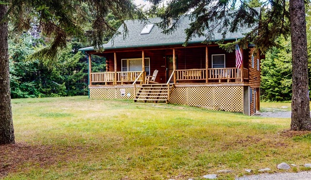 Beautiful, relaxing log cabin with firepit, fast WiFi, and washer/dryer