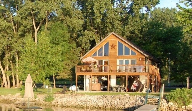 Beautiful Riverfront Home on the Mississippi! The Cabin @ Paint Rock
