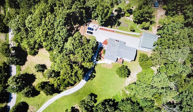 Beautiful Rural Knoxville Country Retreat