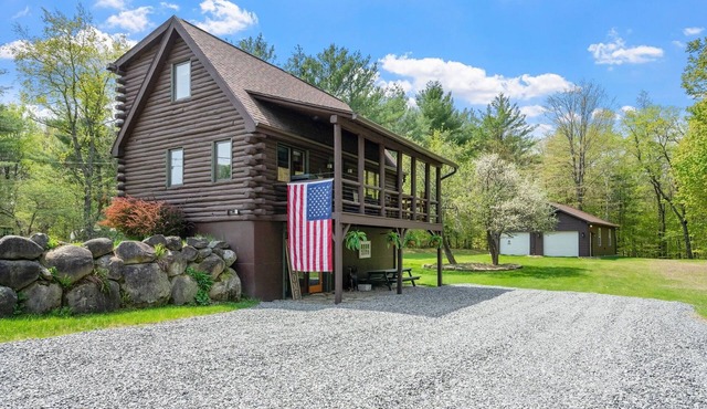 Beautiful Sacandaga Lake Cabin in Adirondacks w/private lake access