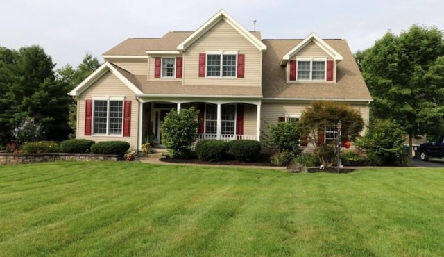 Beautiful Saratoga Springs home. Located near Saratoga Racetrack.