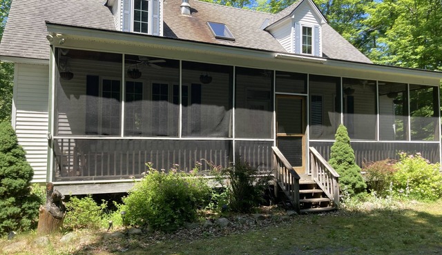 Beautiful, Spacious, Cozy Adirondack Hidden-Gem in Huletts Landing, Lake George!