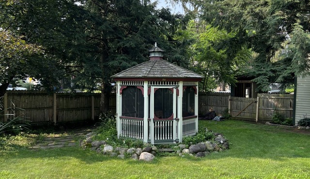 Beautiful,Victorian Apt ,very close to downtown for travel nurses and temps
