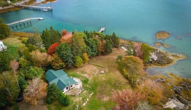 Bee Hive Cottage, romantic Maine waterfront cottag