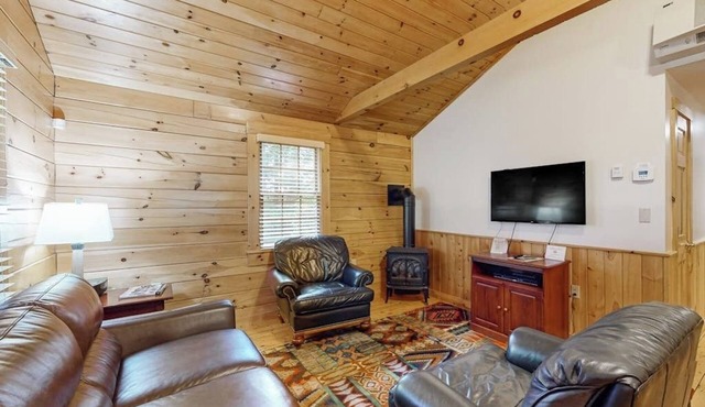 Beech Cabin - dog-friendly retreat with fireplace, kitchen, onsite hiking trails