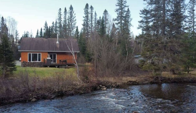 Bella Coola | Tavata Chalets | Au son de la rivière