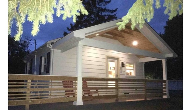 Bitty Brighton Bungalow - cozy home downtown.