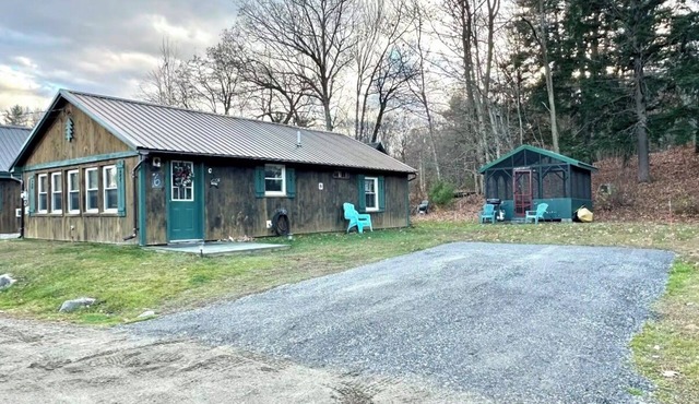 Black Bear Cottage 2-bedroom cabin in Belgrade perfect for a relaxing getaway