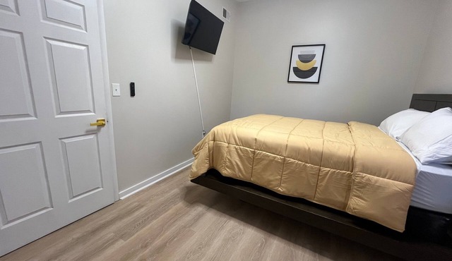 Black & Gold Getaway – 3-bedroom apartment -Walk to Acrisure & Stage AE