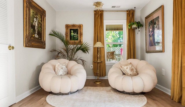 Blue Orchid Inn- Moody Luxe Escape w/Pool on Peaceful Acreage.