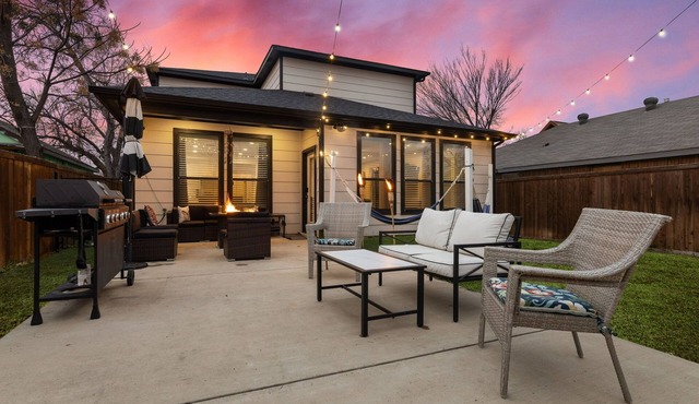 BOOK TODAY! King Bed with Hot Tub, FirePit, BBQ, Large yard