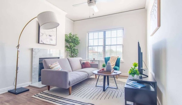 Boulevard Stays 1BR King Suite Pool, Gym & Parking 01