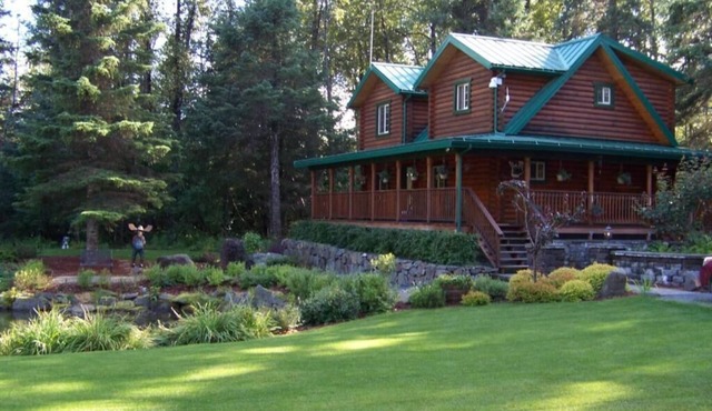 Box Canyon "Moose Cabin"-4 bed, private bath, WIFI
