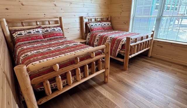 BRAND-NEW LAKEFRONT LODGE Black Bear Lodges - The Bear's Lair Lodge