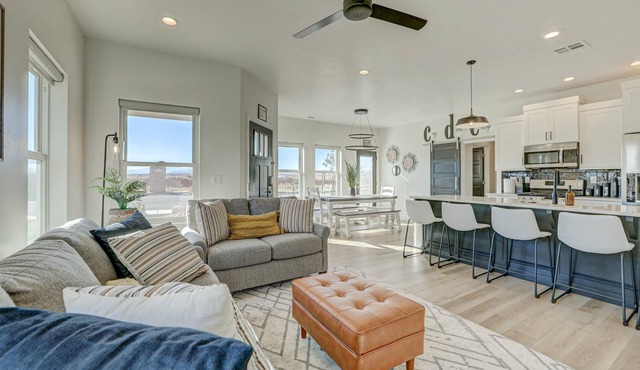 Brand New | Modern | Clean | Lazy River & Mini Golf! Sleeps 6