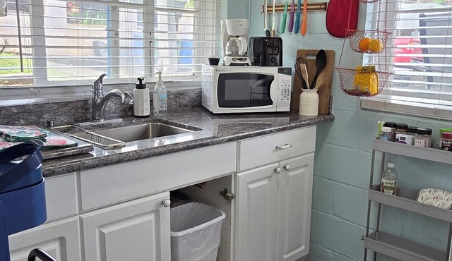 Breezy cool, cozy, & quiet, furn 1 bedroom, top of upscale Kaimuki. Ocean view,