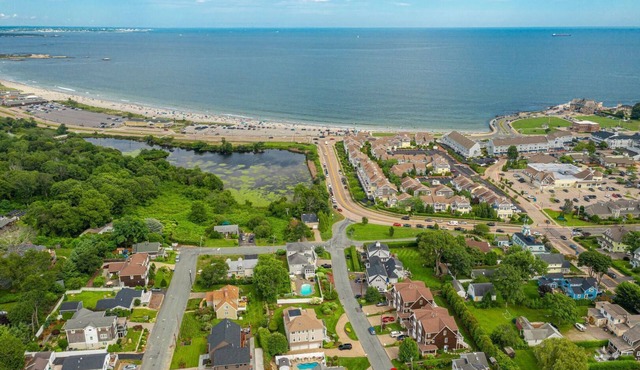 "Bricrist"-Private heated pool, walk to beach, central a/c, ocean views in Narragansett Pier!