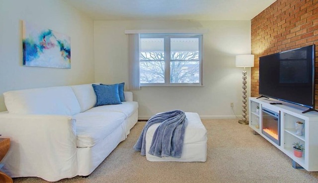 Bright & Airy 1BR near Hall of Fame/Hwy/Airport