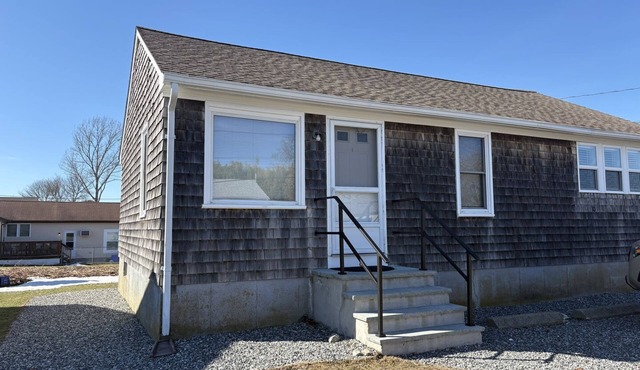 Bright & Easy One-Level home Close to Beaches, Dining & Galilee, Dog Friendly