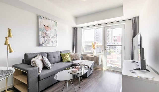 Bright Hamilton Apartment with Balcony. GYM, BBQ