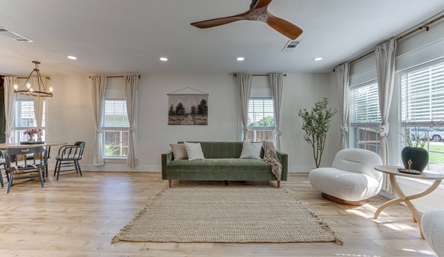 Bright Ivory Studio Getaway- Walk Shops & Dining
