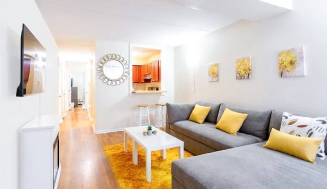 *Bright Modern 2 BR Walk-in Apt*