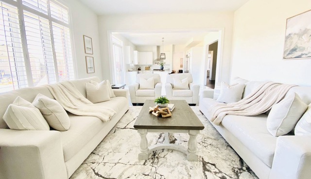 Bright, modern, spacious home with fireplace, near gorgeous lakes & skiing in Springwater