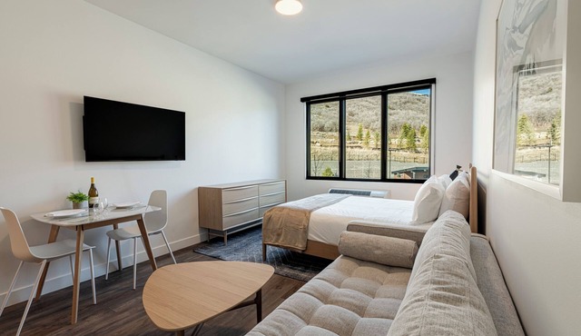 Bright Studio in Deer Valley East Village, Amenities, Walk or Shuttle to Ski