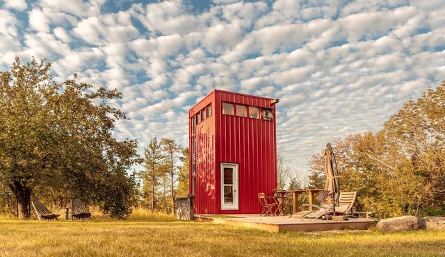 Bright Tiny House for an Unforgettable Glamping Getaway near Belleville, Ontario