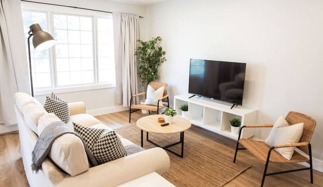 Broken Oak A · Designer Luxe Home - 3 bed/1 bath + Parking & Wifi