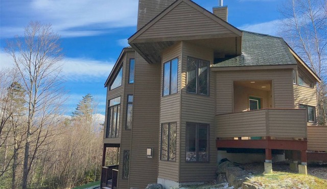 C7 Beautifully appointed slopesideCrawford Ridge end unit townhome with fireplaces, yard