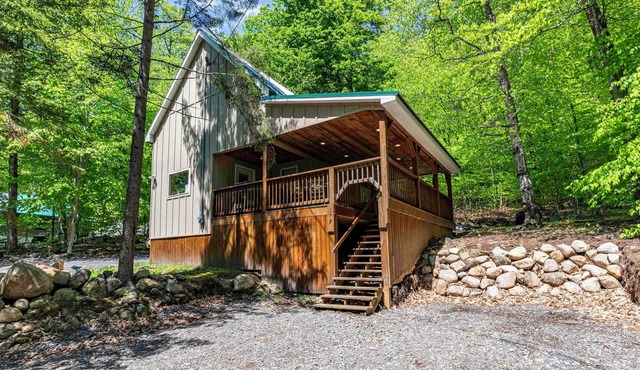 Cabin close to town, private beach, parking & hot tub