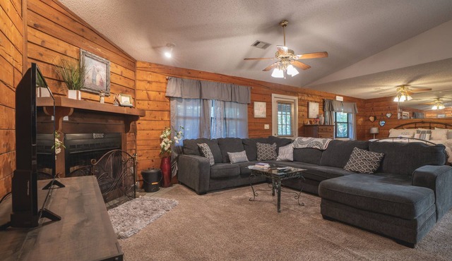 Cabin I at Safe Harbor Brady Mountain on Lake Ouachita!