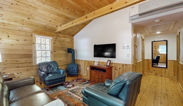 Cabin surrounded in nature walks, equipped with kitchen, fireplace, AC