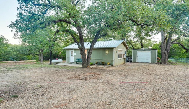 Cabin w/Hot Tub in Valley View: Pets Welcome!