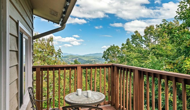 Cabin w/Mnt Views! Community Pools/Arcades/Foosball/Pool Table/Hot Tub