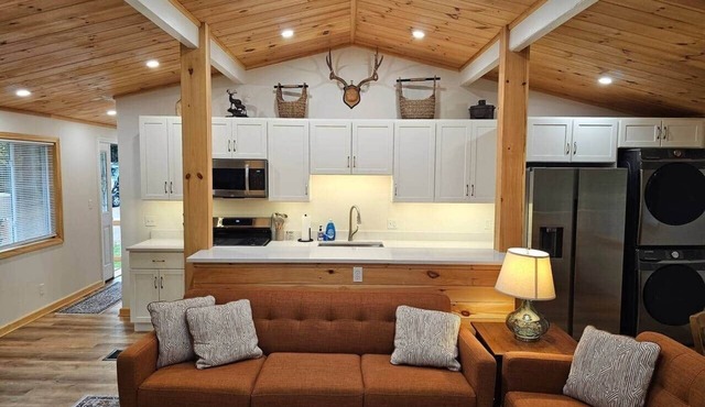 Caribou Cabin – Fireside & Hot Tub Retreat