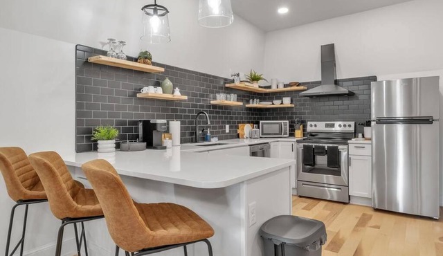 Carriage House Loft - King Bed and Garage Parking