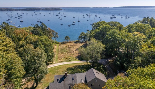 Casco Bay Classic - Oceanfront, 10MinsToPortland, Private Beach, Seaside Firepit