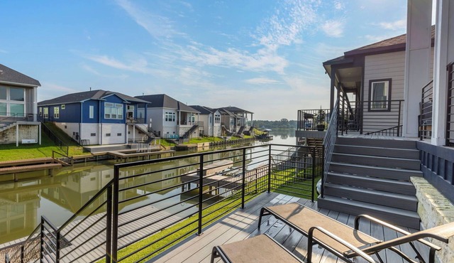 Catch, Paddle, Splash—Luxury 4BR on Lake Conroe