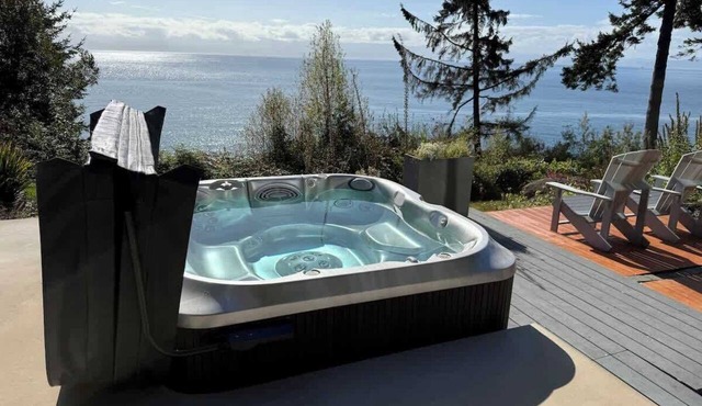 Cedar Coast Oceanfront, Vancouver Island, enjoy the wild ocean sounds, hottub.