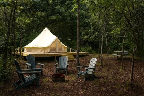 Celestial Glamping Bell Tent Oasis Near Sinking Creek, Missouri