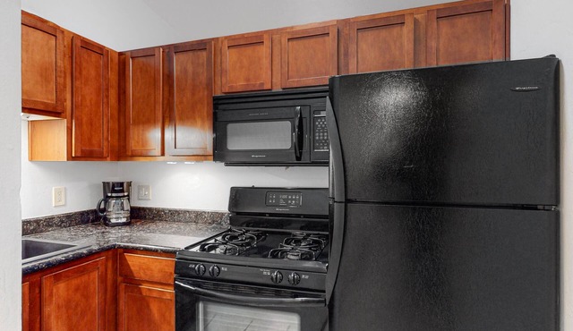 Centrally Located Studio W/ Putting Green, Shared Pool, Fitness Gym & Free WiFi