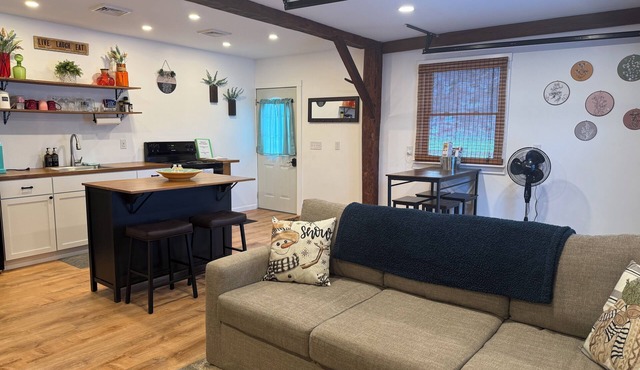 Charming 1-bedroom apartment in Greene for up to 4 guests, family & dog friendly