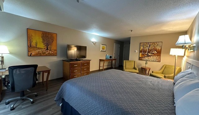 Charming 10-bedroom hotel with fitness room, WIFI in peaceful Presque Isle Hotel