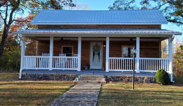 Charming 2-bedroom farmhouse nestled in the woods in welcoming Pilot Mountain.