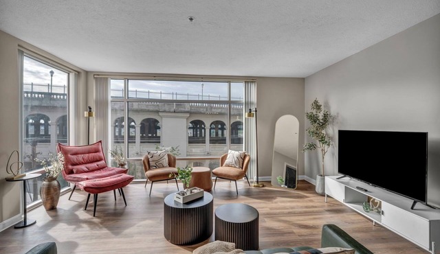 Charming 2-bedroom apartment, City-Life, Free Parking, 24/7 Hour Gym