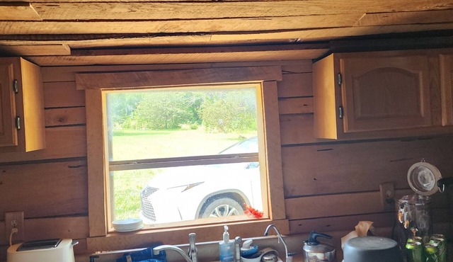 Charming 2-bedroom cabin on 18 Acres with WiFi, AC in Compton. Hunting Perfect!